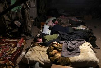 Украинские военные отдыхают в убежище в Бахмуте
