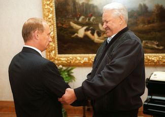 Борис Ельцин поздравляет Владимира Путина с утверждением Госдумой РФ его кандидатуры на пост премьера. Москва, 16 августа 1999 года