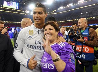 Криштиану Роналду и его мать отмечают победу «Реала» над «Ювентусом» в финале Лиги чемпионов. 3 июня 2017 года