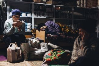 Женщина читает книгу в бункере в Киеве