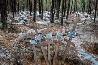 Пустые могилы после эксгумации более 440 тел в лесу Изюма. Во время оккупации людей хоронили в братских могилах