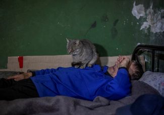 Житель Северска с котом в подвале дома, уничтоженного российскими обстрелами