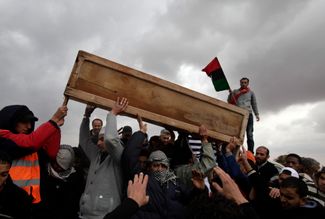 Гроб с телом участника акций протеста, убитого войсками Муаммара Каддафи. Бенгази, 25 февраля 2011 года