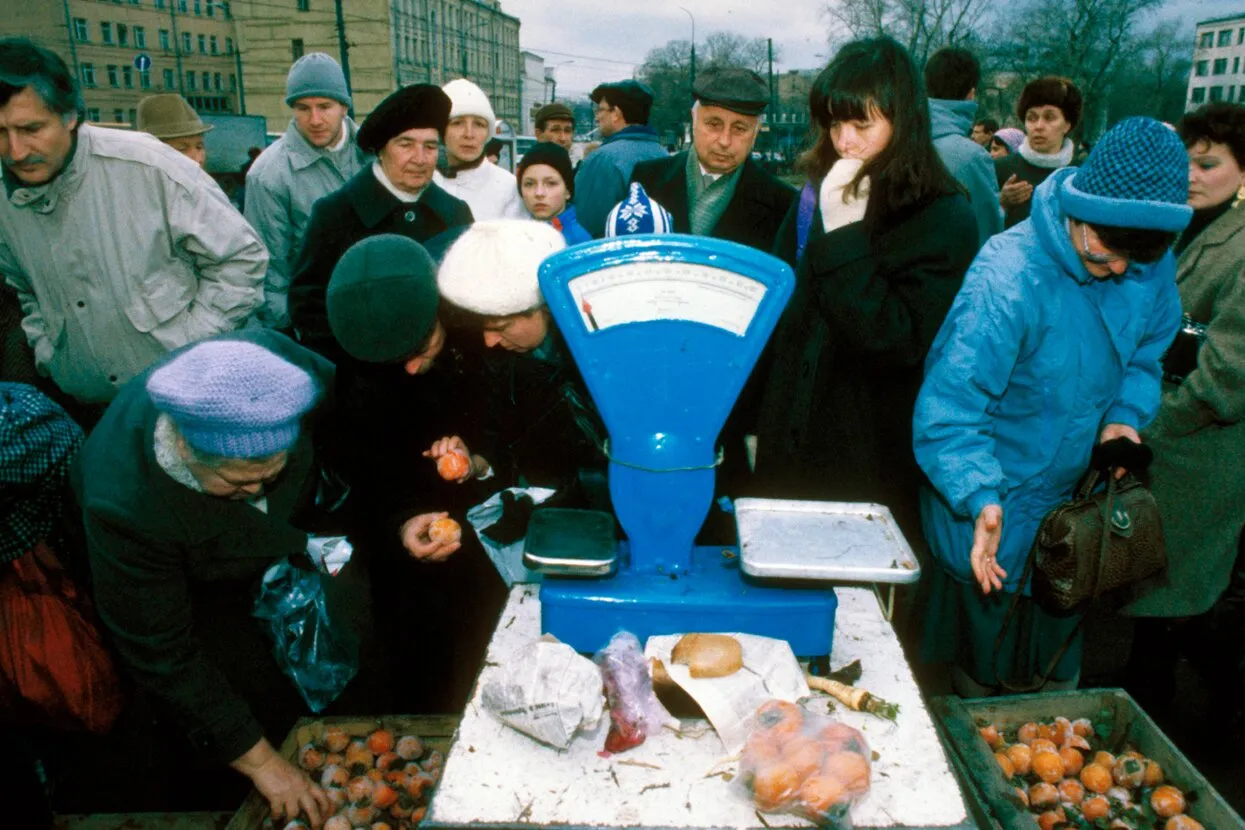 Голодный обморок папы». «Трудная свободная жизнь». А может, «хватит уже  вспоминать»? У каждого есть мнение о 90-х — и мы попросили читателей  «Медузы» описать этот период тремя словами. Ответы получились очень разными  —