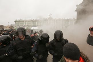 На Дворцовой площади в полицию, в частности, бросали дымовые шашки. Однако задерживать протестующих начали сильно позже — когда они пошли вверх по Невскому проспекту к площади Восстания