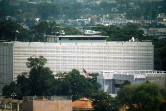 Американские вертолеты на крыше американского посольства в Сайгоне. Апрель 1975 года