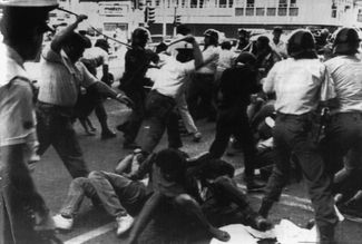 Полиция разгоняет демонстрацию студентов Витватерсрандского университета против ареста их однокурсника. ЮАР, Йоханнесбург, 30 мая 1986 года