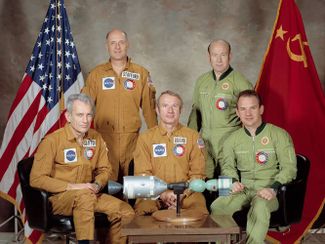 Слева направо: Дональд Слейтон, Томас Стаффорд, Вэнс Бранд, Алексей Леонов, Валерий Кубасов