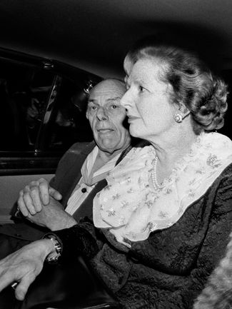 Маргарет Тэтчер с мужем покидает Grand Hotel в Брайтоне, где остановились лидеры консерваторов во время партийной конференции в 1984 году. В отеле взорвалась бомба, ответственность за теракт взяли сепаратисты из ИРА
