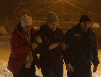 Родственники пропавших горняков в день аварии на шахте «Листвяжная». 25 ноября 2021 года