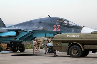 Обслуживание российских самолетов СУ 34 в аэропорту «Хмеймим» в Сирии