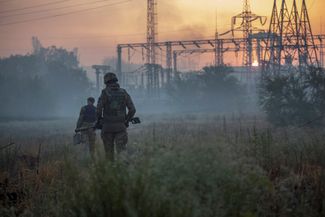 Украинские военные патрулируют местность. 20 июня 2022 года