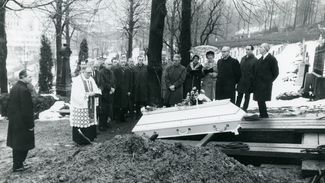 «Женщину из Исдален» похоронили в Бергене по католическому обряду и в цинковом гробу. На похоронах присутствовали сотрудники полиции, которые вели дело