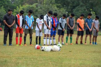 Минута молчания в память о Диего Марадоне перед матчем молодежной команды в Индии
