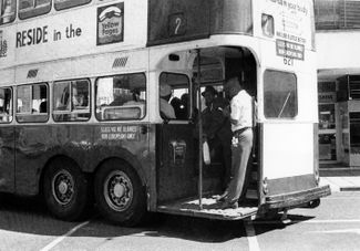 Двухэтажный автобус с предупреждением «Только для небелых». Во время апартеида цветное население ЮАР могло пользоваться только отдельным транспортом. Йоханнесбург, 1973 год
