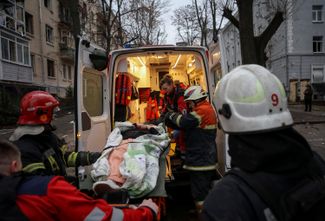 Спасатели эвакуируют жителя многоквартирного дома, поврежденного во время российской ракетной атаки