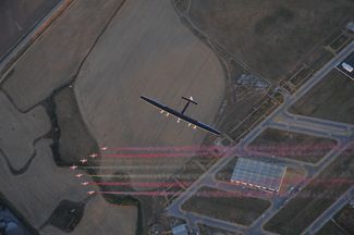 Solar Impulse 2 над пилотажной группой испанских ВВС «Патрулья Агила». 23 июня 2016 года