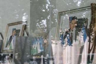 Портреты Шавката Мирзиёева в магазине канцтоваров в Ташкенте, 2018 год