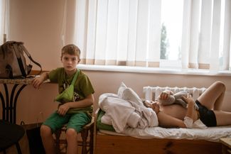 Богдан навещает в госпитале своего друга Илью, раненного во время российской атаки 19 августа