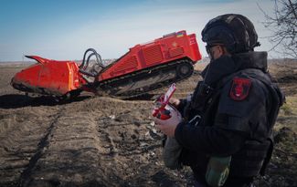 Убирать мины и снаряды спасателям помогает машина разминирования MV-10, которую производит хорватская компания DOK-ING