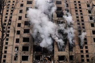 Дым поднимается из загоревшихся квартир в одном из двух многоквартирных домов в Соломенском районе Киева, которые попали под воздушный удар. Сообщается о 43 пострадавших, 37 из которых были госпитализированы и об одной погибшей женщине.