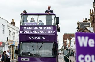 Лидер UKIP Найджел Фараж агитирует за выход из ЕС в Ситтнборне, 13 июня 2016 года