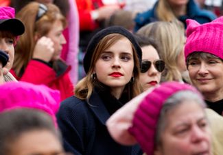 Эмма Уотсон в числе демонстранток на «Женском марше» в Вашингтоне 21 января 2017 года