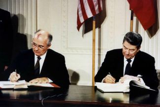 Михаил Горбачев и Рональд Рейган подписывают Договор о ликвидации ракет средней и меньшей дальности, который был разорван в 2018 году. Вашингтон, 8 декабря 1987 года