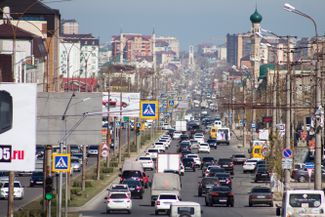 Проспект Акушинского в Махачкале — одна из самых оживленных и длинных улиц города. Ведет к северному выезду из города — по направлению к Буйнакску, Кизилюрту, Хасавюрту. 14 апреля 2020 года