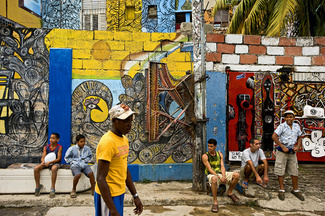 Художник-самоучка Сальвадор Гонсалес начал расписывать переулочек Хамель в центральной Гаване еще в 1990 году. По воскресеньям местные энтузиасты-барабанщики с 11 утра начинают играть на улице румбу