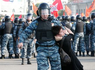 A Russian riot policeman dragging Alexandra Dukhanina. In February 2014, she received a suspended sentence for her participation in the protests. According to the investigation, she threw stones and an empty bottle at the police. She pleaded not guilty.