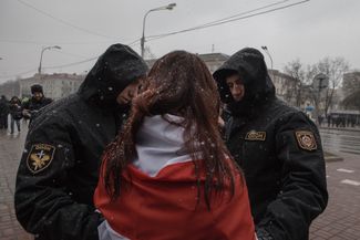 Сотрудники ОМОНа задерживают участницу несанкционированного митинга, посвященного Дню Воли в Минске. 25 марта 2017 года
