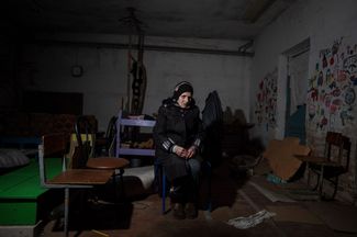 Valentina Saroyan sits in the basement of a school in the village of Yahidne, which is located south of Chernihiv. Russian forces <a href="https://hromadske.ua/ru/posts/konclager-yagodnoe-rossiyane-celyj-mesyac-derzhali-v-podvale-vse-selo" rel="noopener noreferrer" target="_blank">held</a> all of Yahidne’s residents in this very basement for a month. April 12, 2022. 