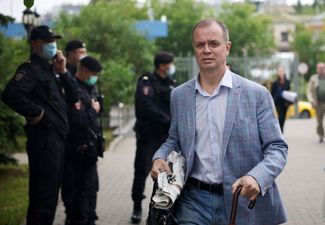 Иван Павлов у Московского городского суда перед слушанием о признании «экстремистскими» структур Алексея Навального. 9 июня 2021 года