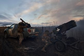 Боевой отряд ВСУ «Курт и компания», вооруженный самодельными РСЗО, собирает пусковую установку на передовой