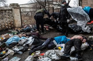 Тела восьми жителей Бучи, казненных российскими военными. 3 апреля 2022 года <br>