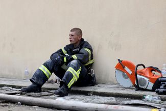 Одесский спасатель во время перерыва