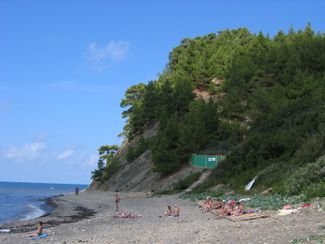 Вид на Молоканову щель и забор «детского лагеря» «Дагомыс», на территории которого в реальности возвели резиденцию. 14 августа 2004 года