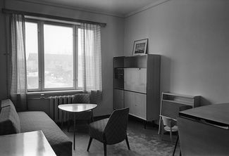 Интерьер жилой комнаты в многоквартирном доме в Москве. 1959 год