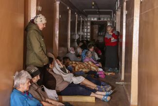 Пациенты психиатрической больницы в Харькове укрываются в коридоре во время российского обстрела