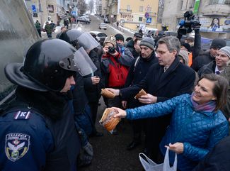 Виктория Нуланд и посол США на Украине Джеффри Пайетт раздают булочки на Майдане, 11 декабря 2013-го