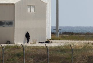 Полицейский снайпер в аэропорту Ларнаки. Кипр, 29 марта 2016 года