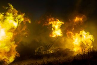 Украинская самоходная артиллерийская установка ведет огонь по российским силам на линии фронта в Харьковской области