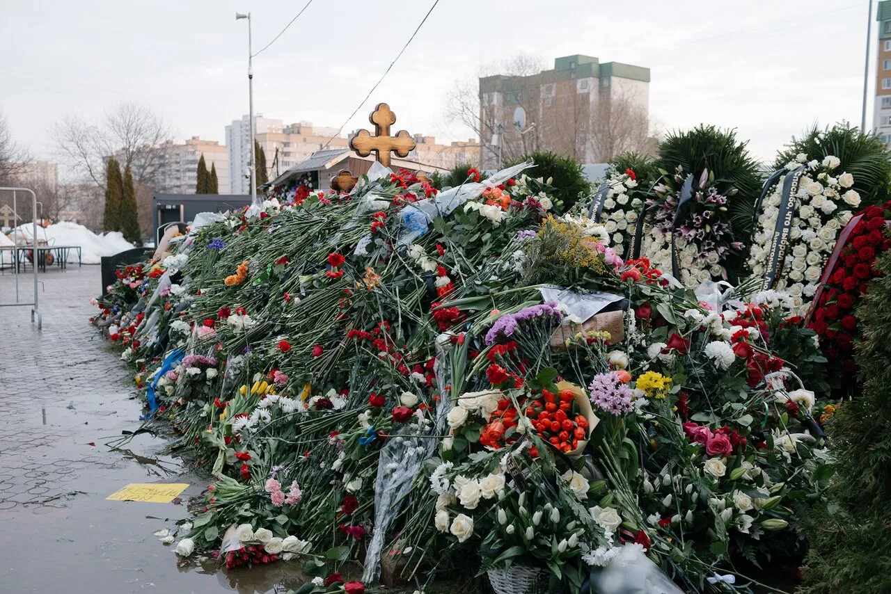 После похорон Навального прошло три дня. Все это время тысячи людей шли на  Борисовское кладбище, чтобы проститься с политиком Фото и видео — Meduza