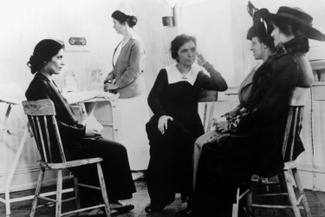 Маргарет Сэнгер в первой клинике по контролю рождаемости в США, 1916 год