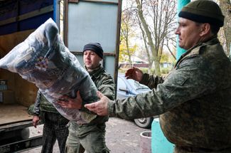 Разгрузка фуры с продуктами и предметами для российских военных