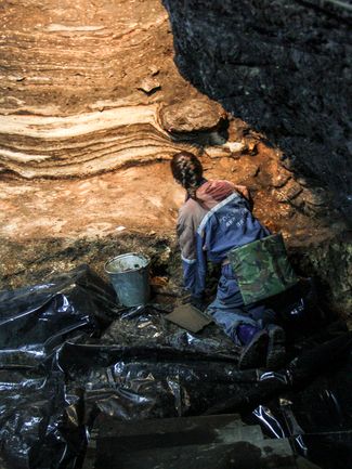 Раскопки в Денисовой пещере