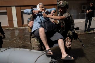 Украинские военные эвакуируют пожилую жительницу Херсона