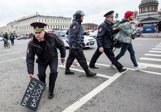 Задержание участника акции «Он нам не царь» в Петербурге, май 2018 года