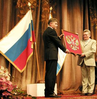 Инаугурация Михаила Машковцева в Петропавловске-Камчатском. Герб передает Олег Кожемяко. 29 декабря 2004 года